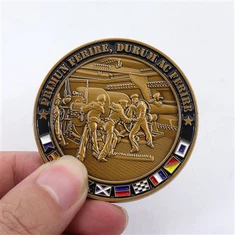 Moneda de desafío navideño de esmalte metálico en blanco